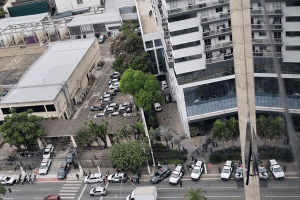Imagem colorida de um prédio vítima de um assalto na Barra Funda - Metrópoles