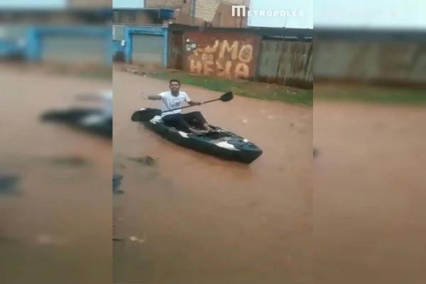 Homem sentando em barco