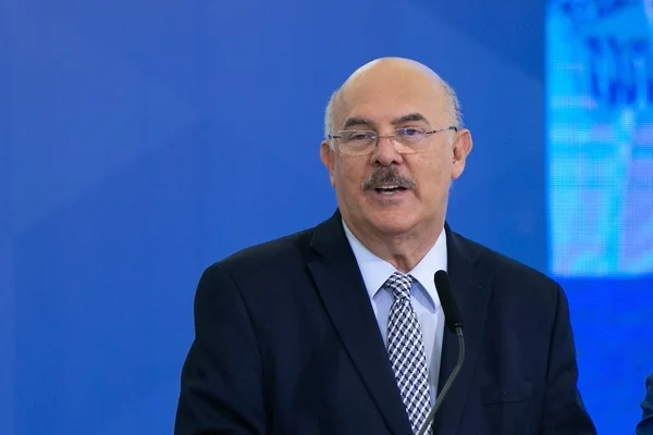 Ministro da Educação Milton Ribeiro. Ele tem cabelos brancos ao lado da cabeça e usa óculos - Metrópoles