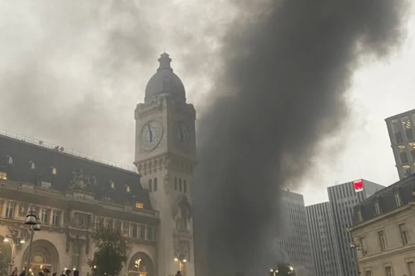 Incêndio atinge estação de trens histórica de Paris