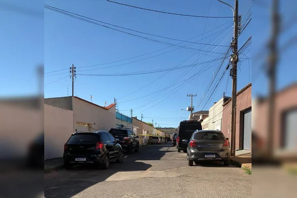 foto de área residencial com viatura do BOPE