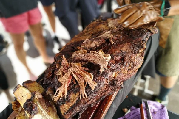 Festival de cervejas artesanais oferece churrasquinho de jacaré