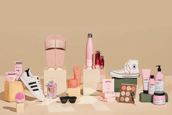 Produtos que são vendidos no site da Amaro. Na foto é possível ver tênis da Adidas, óculos da Ray-Ban, maquiagens da Oceane, perfume da Lancome, entre outros