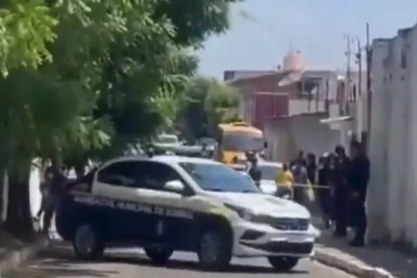 Imagem colorida de policiais