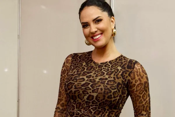 Graciele Lacerda posa, sorridente, com um vestido de animal print - Metrópoles