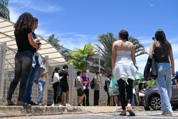 Estudantes aguardam a abertura dos portões para o primeiro dia do Exame Nacional do Ensino Médio (Enem), em frente da UNIP Asa Sul Metrópoles 6