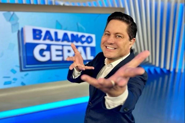 foto colorida de homem branco de terno sorrindo - metrópoles