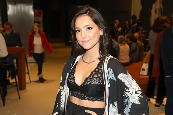 “Não podia surtar”, diz atriz sobre beijar boy de Larissa Manoela