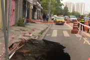 Buraco em avenida na Vila Sônia, zona oeste de SP
