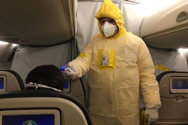 Aviões da FAB enviados para buscar brasileiros decolam da China
