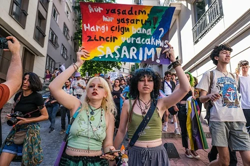 Polícia turca prende mais de 200 pessoas em marcha LGBTI+ em Istambul