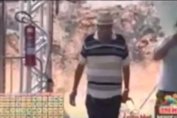 Idoso ganha carro em bingo, sobe no palco para receber prêmio e morre