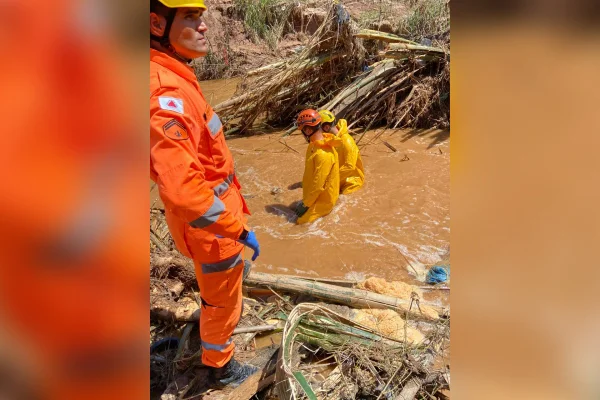 Bombeiros em busca de uma pessoa desaparecida em Ubá, após chuvas