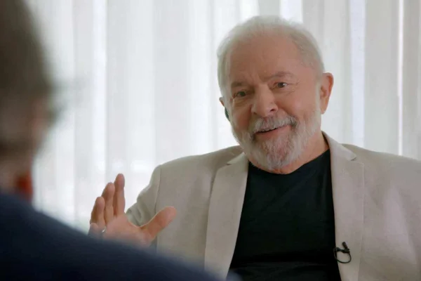 Imagem colorida do presidente Lula durante entrevista a Oliver Stone em documentário - Metrópoles