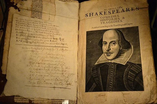 Livro antigo com imagem de Shakespeare -- Metrópoles Livro antigo com imagem de Shakespeare -- Metrópoles