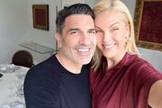 Edu Guedes e Ana Hickmann posam sorridentes após alta do apresentador