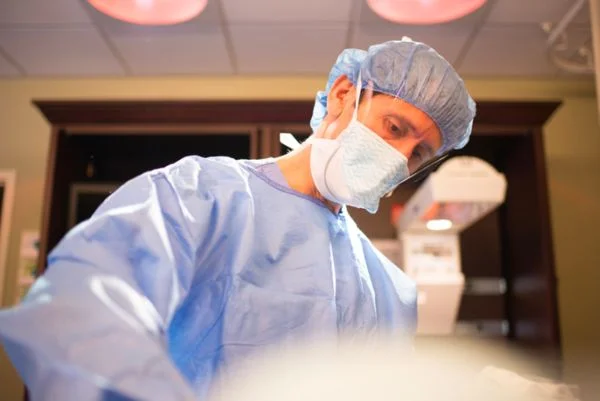 Mulher tem parto “rápido” e dá à luz um menino no corredor do hospital
