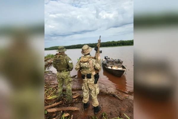 PF encontra barco abandonado com carga de cigarros paraguaios e agrotóxicos