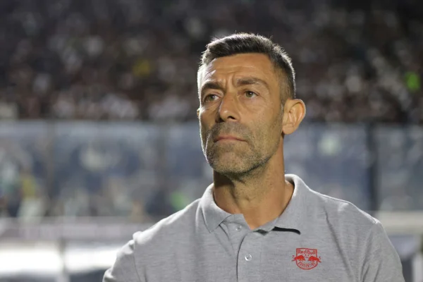 Imagem colorida de Pedro Caixinha - Metrópoles