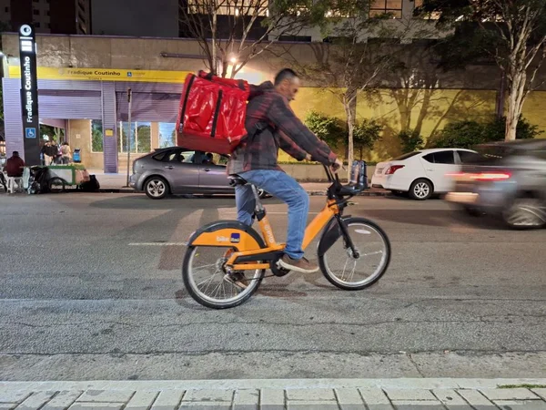 Imagem mostra homem com caixa de entrega (bag) em São Paulo - Metrópoles