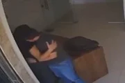 Momento em que o vereador passa a mão na estagiária. Na sequência, ele dá um tapa na bunda dela Momento em que o vereador passa a mão na estagiária. Na sequência, ele dá um tapa na bunda dela