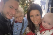 Ela mora com a família em Birmingham, na Inglaterra