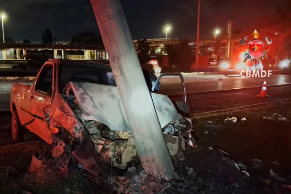 Motorista foge após bater em dois carros e colidir contra poste no DF