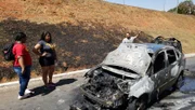 Vídeo. Carro com duas mulheres pega fogo em via da Asa Sul - imagem 3