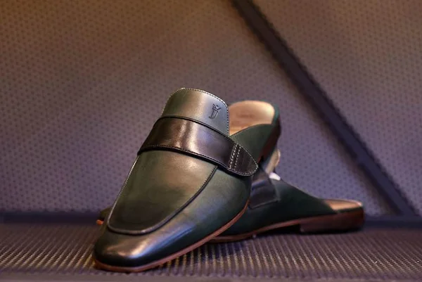 Mules masculinos são opções para renovar o visual dos homens