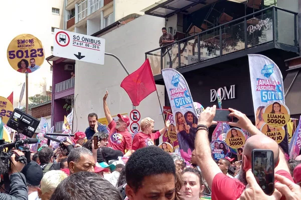 Imagem colorida mostra o presidente Lula ao lado de Boulos e Marta Suplicy em carreata em São Paulo - Metrópoles