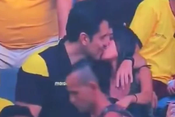 Vídeo. TV flagra suposta traição durante transmissão de jogo