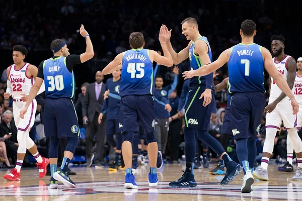 Mavericks superam desfalque de Doncic e vencem 76ers na NBA