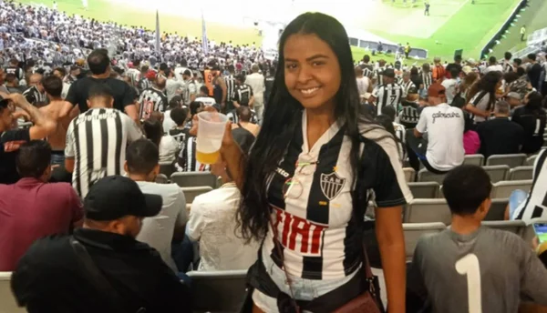 Jovem torcedora do Atlético Mineiro no Mineirão
