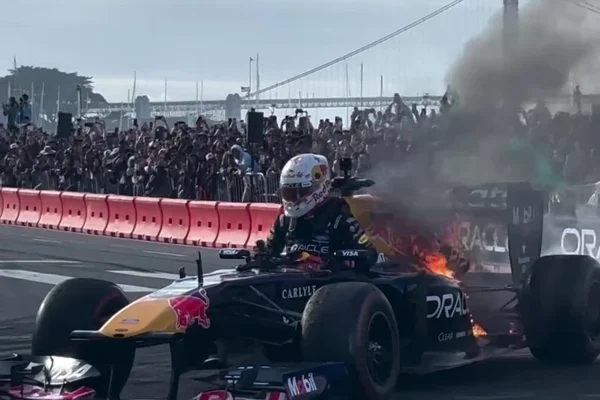 F1: Tsunoda escapa de incêndio em evento da Red Bull Racing