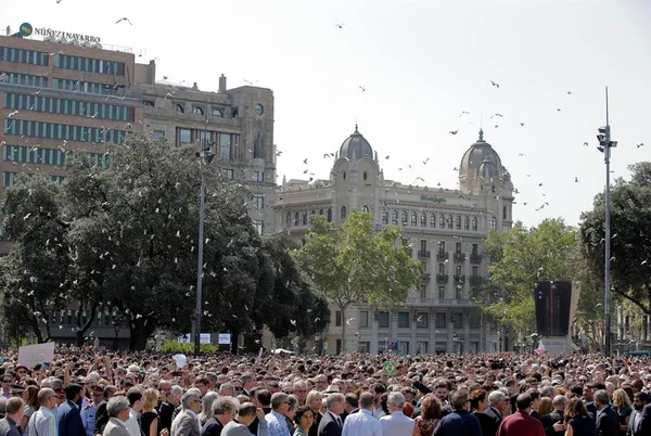 Barcelona homenageia vítimas de atentado terrorista