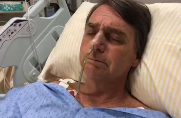 Bolsonaro chora ao vivo. “Achei que era um soco”, diz sobre facada
