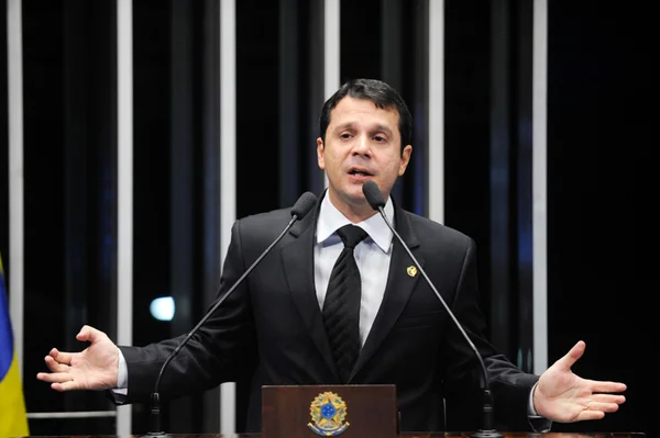 Reguffe usa caso Ruby para cobrar aprovação de lei sobre cirurgias