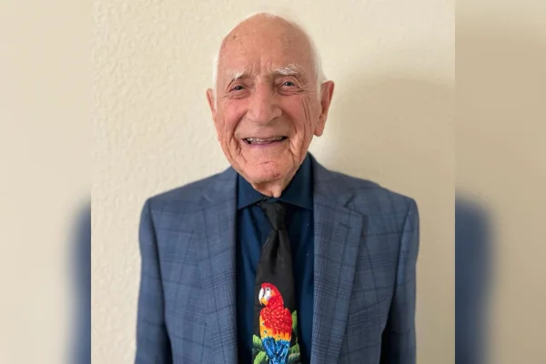 Imagem colorida de nutricionista de 101 anos dando entrevista - Metrópoles
