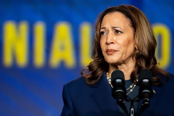 Imagem colorida de Kamala Harris - Metrópoles