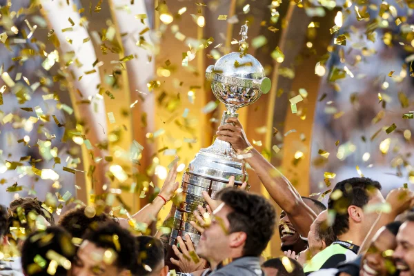 Imagem colorida da taça da Libertadores