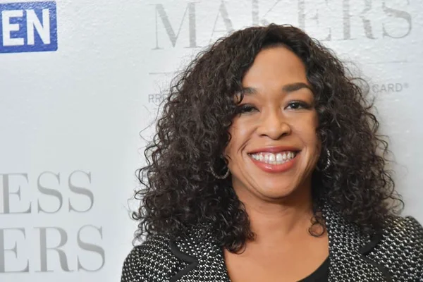 Shonda Rhimes assina contrato com a Netflix