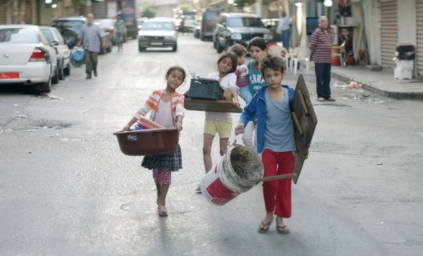 <b>Cafarnaum</b>. Sensação no Festival de Cannes 2018, de onde saiu com três prêmios, entre eles o do júri, o drama narra a vida marginalizada do garotinho Zain (Zain al-Rafeea). Criado nas ruas sem a supervisão dos adultos, ele encontra refúgio na casa de um imigrante etíope. Quando é acusado de um grave crime, recorre à Justiça para processar seus pais. Direção da libanesa Nadine Labaki (Caramelo), indicada ao Globo de Ouro e postulante ao Oscar de melhor produção estrangeira pelo longa. <a href="https://www.youtube.com/watch?v=EiXc0ei7xE8" target="_blank">Veja trailer</a> <b>Cafarnaum</b>. Sensação no Festival de Cannes 2018, de onde saiu com três prêmios, entre eles o do júri, o drama narra a vida marginalizada do garotinho Zain (Zain al-Rafeea). Criado nas ruas sem a supervisão dos adultos, ele encontra refúgio na casa de um imigrante etíope. Quando é acusado de um grave crime, recorre à Justiça para processar seus pais. Direção da libanesa Nadine Labaki (Caramelo), indicada ao Globo de Ouro e postulante ao Oscar de melhor produção estrangeira pelo longa. <a href="https://www.youtube.com/watch?v=EiXc0ei7xE8" target="_blank">Veja trailer</a>