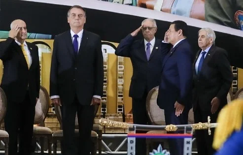 Por que o general Heleno não prestou continência a Bolsonaro