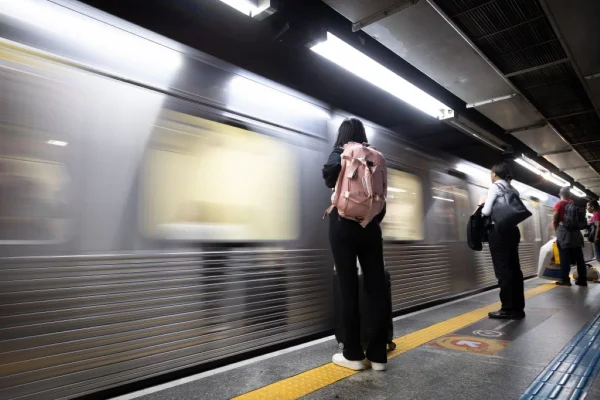 Imagem colorida mostra passageiro esperando o metrô em São Paulo - Metrópoles