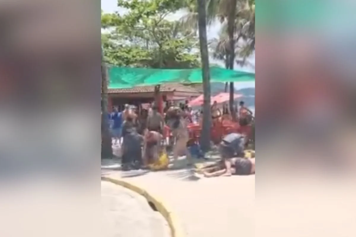 O salva-vidas se preparava para um resgate no mar quando foi abordado pela mulher O salva-vidas se preparava para um resgate no mar quando foi abordado pela mulher