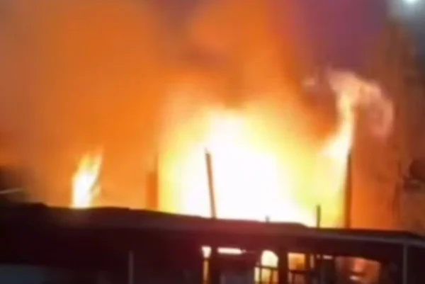 Imagens coloridas mostram chamas altas e comunidade sendo destruída