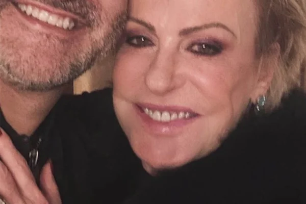 Ana Maria Braga recebe elogios após foto com o namorado: “Casal lindo”
