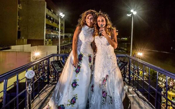 Daniela Mercury e Malu Verçosa casam-se em trio elétrico na Bahia