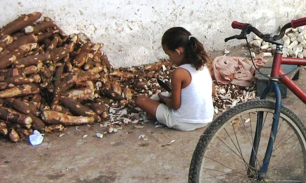 imagem colorida de trabalho infantil no brasil
