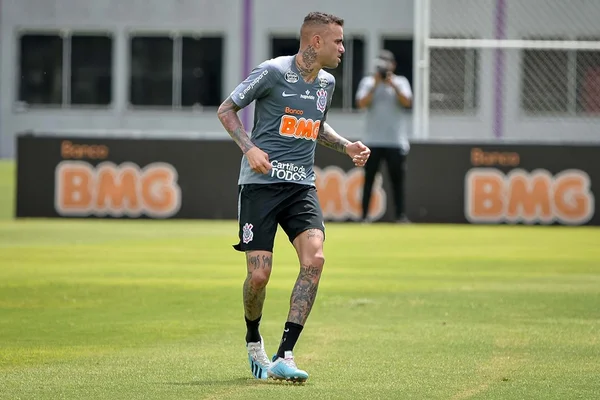 Luan assina contrato de 4 anos com Corinthians: “Sonho realizado”